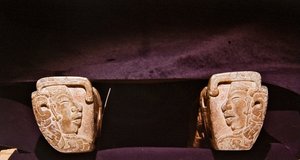 Detalje af et åg brugt i ceremonielle boldspil, Vera Cruz (sten) af Pre Columbian Pre Columbian