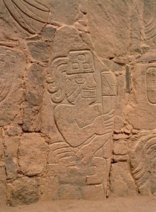 Figur af en kriger, der bærer en hjelm og holder en kølle (sten) af Pre Columbian Pre Columbian