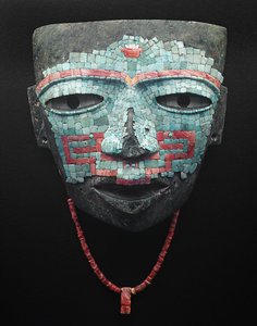 Begravelsesmaske dækket af turkis og rød skalmosaik. Artefakt fra Teotihuacan, Mexico City. Teotihuacan Civilization - Præcolombiansk kunst: begravelsesmaske af turkise og lyserøde sten, der stammer fra civilisationen i Teotihuacan III (300-650 e.Kr.) Mexi