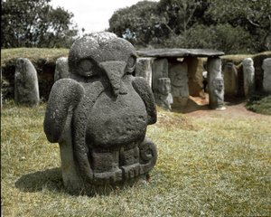 Megalitisk skulptur af en fugl, der holder en slange af Pre Columbian Pre Columbian