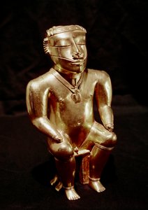 Præcolombiansk kunst, Quimbaya civilisation (Colombia): statuette af mand siddende i guld, 400-1400 AD - Bogotá, Museo de Oro, Colombia - Præcolombiansk kunst, Quimbaya civilisation (Colombia), Antropomorf figur: siddende mand - Gylden skulptur, 400 -1400 