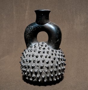 Før colombiansk kunst, cupisnique civilisation: vase i form af en bille og granatæble. 300 f.Kr.-100 e.Kr. Lima, Nationalmuseet for antropologi og arkæologi, Peru af Pre Columbian Pre Columbian