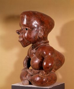 Før colombiansk kunst: statuette af nøgen pukkelrygget siddende. Fra Colima. Civilisationen af de vestlige kyster. 300-1250 e.Kr. Guadalajaras arkæologiske museum af Pre Columbian Pre Columbian