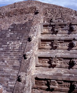 Før colombiansk civilisation: udsigt over stedet for Teotihuacan (300 f.Kr.-600 e.Kr.): Quetzalcoatls tempel eller den fjerklædte slanges tempel. Mexico af Pre Columbian Pre Columbian