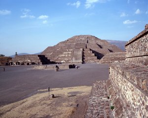Før colombiansk civilisation: udsigt over stedet for Teotihuacan (300 f.Kr.-600 e.Kr.): Månens tempel (eller pyramide). Mexico af Pre Columbian Pre Columbian
