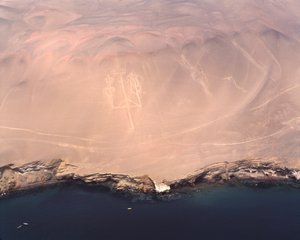 Luftfoto af Paracas kandelabre eller Andes kandelaber ved Pisco Bay (1983 - Fotografi) af Prehistoric Prehistoric