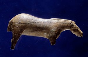 Forhistorisk kunst (Mellemmagdalensk): skulptur i en omgang hest i elfenbensmammut fra Espelugues-grotten (Hautes-Pyrénées) Dim. 0,073x0,035x0,017 m. Saint Germain en Laye, Museum of National Archaeology