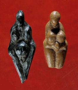 Forhistorisk kunst: statuetten af venus, den til venstre i steatit kaldes Losange, kommer fra stedet for grotten Baousse-Rousse, 25000 f.Kr. Den til højre fra samme periode stammer fra La Barma Grande. Saint Germain en Laye, Museum of Na af Prehistoric Prehistoric