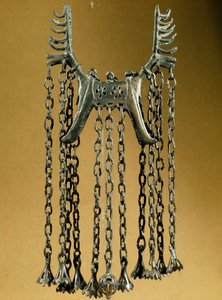 Forhistorie: Elan-formet vedhæng med to hoveder fra et sted i Dolanlar (Aserbajdsjan) bronzealder. Baku, Aserbajdsjans statsreligionshistoriske museum af Prehistoric Prehistoric