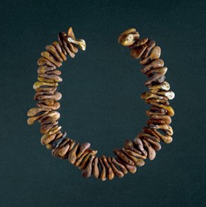 Forhistorie, stenalder: halskæde af knogler fra hulen Polesine, Veneto. Rom, Luigi Pigorini Nationalmuseum for forhistorisk etnografi af Prehistoric Prehistoric