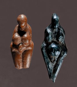 Forhistorie: "" Venus de Grimaldi"" Figurer af gul og grøn steatite mereen gudinder, der stammer fra den øvre palæolitikum. Svag. 6 cm Saint Germain en Laye, Antikvitetsmuseet