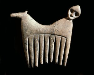 Forhistorie: knoglekam med et hoved af mand og hest fra øen Gotland. Stenalderen. Svenska Nationalantikvariemuseet, Stockholm, Sverige
