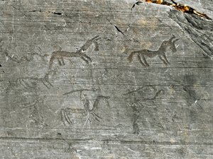 Forhistorie, civilisation af Camunni, klippekunst: en gravklippe af en jagtscene, en jæger slår et spyd. Periode mellem yngre stenalder og bronzealder. Capo di Ponte, Naquane Rock Carving National Park, Valcamonica, Val Camonica, Italien af Prehistoric Prehistoric