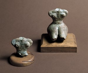 Forhistorie: lille afgud (til venstre) fra mellemneolitikum. Rekonstitution til højre. Fra Caverna Delle Arene i Candide (Ligurien). Pegli, Museo Villa Pallavicini af Prehistoric Prehistoric