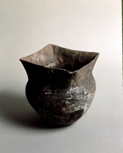 Forhistorie: terracotta vase med firkantet åbning af den yngre stenalder fra Caverna Delle Arene i Candide (Ligurien). Pegli, Villa Pallavicini-museet af Prehistoric Prehistoric