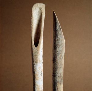 Forhistorie: værktøjer til at fjerne bark fra skinnebenet fra geder og får fra Necropole of Arene Candide (Finale Liguria), Liguria. Mellemneolitikum, stenalder. Gener, museo di archeologia ligure af Prehistoric Prehistoric