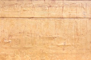 Den ydre gyldne helligdom i Tutankhamons gravkammer, Egyptisk Museum, Kairo, Egypten af Prehistoric Prehistoric