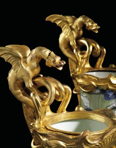 Et par Ludvig 15. ævle, porcelæn 1662-1722, beslag ca. 1745-49 (ormolu-monteret porcelæn)