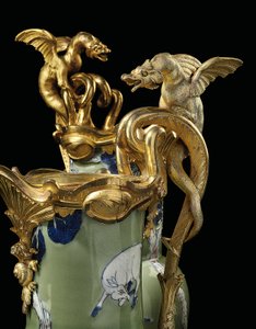 Et par Ludvig 15. ævle, porcelæn 1662-1722, beslag ca. 1745-49 (ormolu-monteret porcelæn)