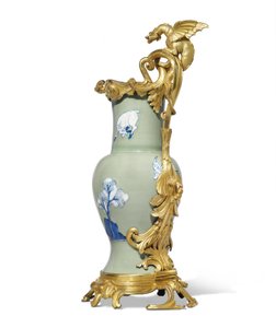 En af et par af Ludvig XV ævle, porcelæn 1662-1722, beslag ca. 1745-49 (ormolu-monteret porcelæn)