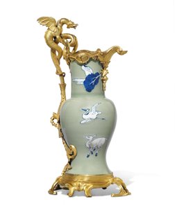 En af et par af Ludvig XV ævle, porcelæn 1662-1722, beslag ca. 1745-49 (ormolu-monteret porcelæn)