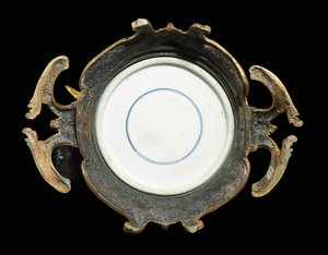 En af et par af Ludvig XV ævle, porcelæn 1662-1722, beslag ca. 1745-49 (ormolu-monteret porcelæn)