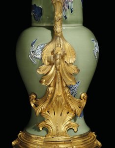 En af et par af Ludvig XV ævle, porcelæn 1662-1722, beslag ca. 1745-49 (ormolu-monteret porcelæn)