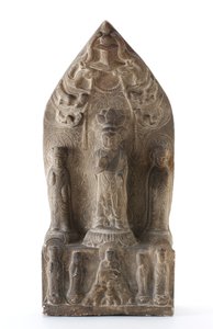 Buddhistisk treenighed i relief på lotus piedestaler før spids baggrund