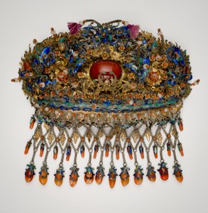 Forgyldt hovedbeklædning med motiver af fugle, blomster, sommerfugle og bambus af Qing Dynasty Chinese School