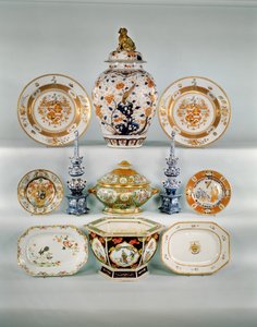 Imari baluster vase; Rose-verte våbenfad, c. 1724; Famille rose bombe terrin og dæksel; To blå og hvide tulipanvaser; Famille Rose armorial plade; Imari tallerken af Cornelius Prenk; Famille Rose aflangt fad; Famille Rose hexagonal jardiniere (porcelæn) af Qing Dynasty Chinese School