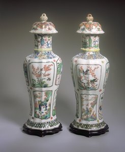 Par kinesiske Export Famille Verte vaser og betræk, Kangxi periode (1662-1722) (porcelæn) (se også 272196) af Qing Dynasty Chinese School