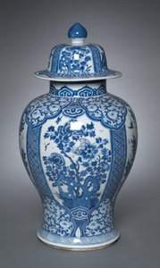 Vase med låg af Qing Dynasty Chinese School