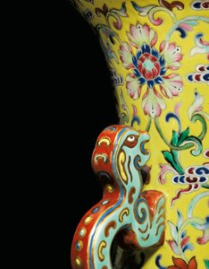Detalje fra en af et par Imperial Famille Rose vaser (keramik)