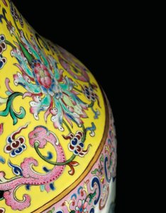 Detalje fra en af et par Imperial Famille Rose vaser (keramik)