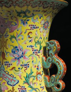 Detalje fra en af et par Imperial Famille Rose vaser (keramik)