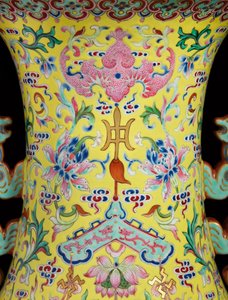 Detalje fra en af et par Imperial Famille Rose vaser (keramik)