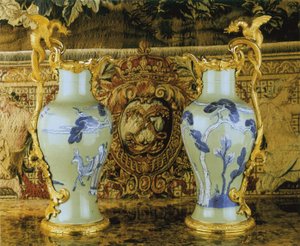 Et par Ludvig 15. ævle, porcelæn 1662-1722, beslag ca. 1745-49 (ormolu-monteret porcelæn)