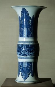 Blå hvid porcelænsvase