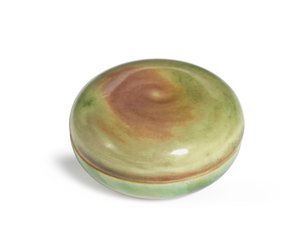 Forsegl pastaboks og låg, Yinse He (peachbloom-glaseret keramik)
