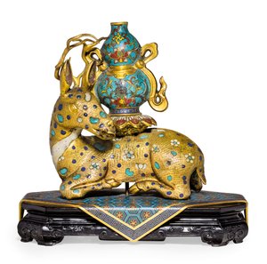 Et par liggende hjorte (forgyldt kobber & cloisonné emalje)