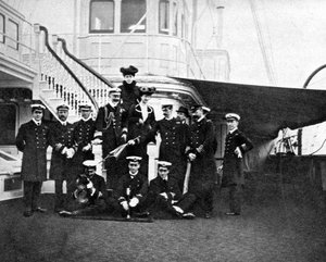 Gruppeportræt ombord på kongeyachten Victoria og Albert, København, 1908. af Queen Alexandra