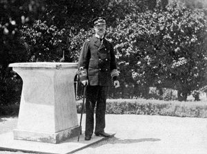 Kong George I af Grækenland 1845-1913 i sin have i Athen, 1908.