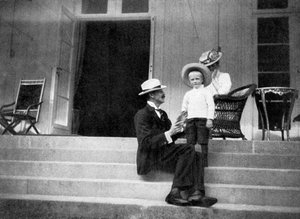 Kong Haakon VII af Norge, hans søn Olav og prinsesse Victoria på Bygdøy, Norge, 1908.
