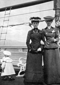 Prins Olav 1903-1991 med Lady Antrim og Miss Knollys, 1908. af Queen Alexandra