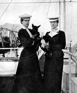 Dronning Alexandra 1844-1925 med sin datter prinsesse Victoria 1868-1935. 1908.
