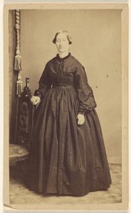 [Uidentificeret kvinde, stående] af R. A. Lord