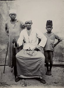 Mand og to drenge, Tanzania (gelatine sølvtryk) af R. V. Pereira