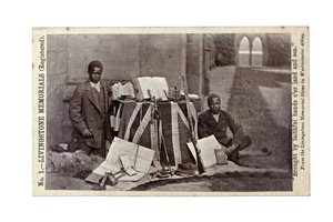 James Chuma og Abdullah Susi med David Livingstone artefakter, Newstead Abbey, England, juni 1874 (albumin print) af R. and Son Allen