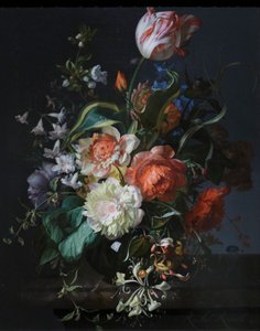Blomster i en glasvase med en tulipan