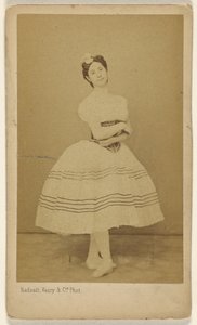 [Uidentificeret danser, stående]. af Radoult and Vaury and Cie.